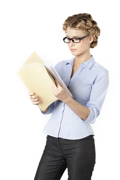 Imagen de vista lateral de la mujer de negocios leyendo informes — Foto de Stock