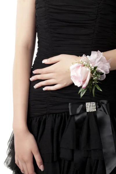Rosa rosa rosa corsage em um pulso de mulher — Fotografia de Stock