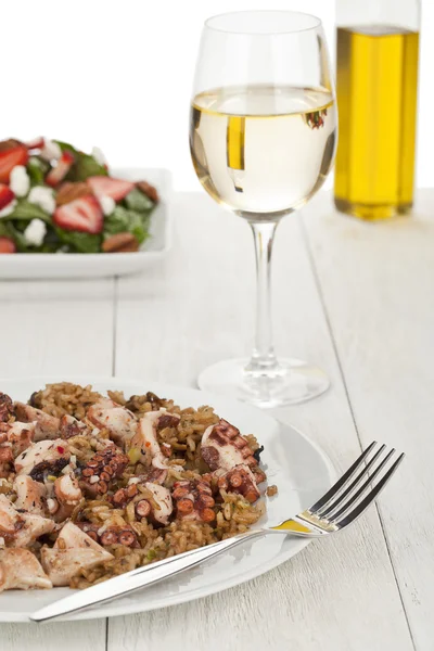 Risotto de pulpo con tenedor y vino —  Fotos de Stock