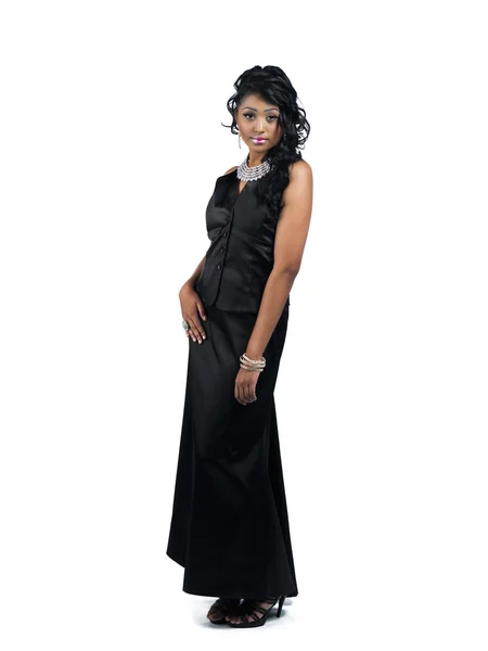Egy fiatal, vonzó nő pózol fekete ruha portré kép — Stock Fotó