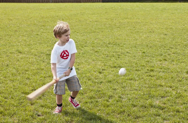 Loira menino jogar beisebol — Fotografia de Stock