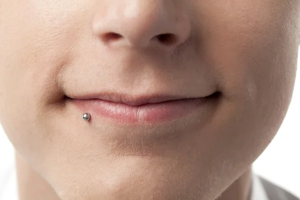 Piercing labial masculino — Foto de Stock