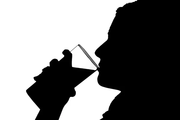 Силуэт пьющей женщины — стоковое фото