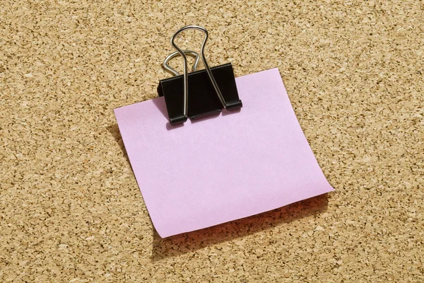 Pink post it paper mit schwarzer Büroklammer — Stockfoto