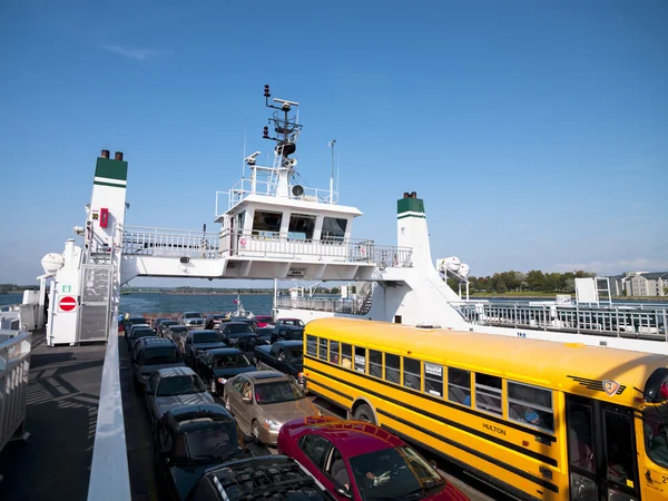 Turismos y autobuses en ferry —  Fotos de Stock