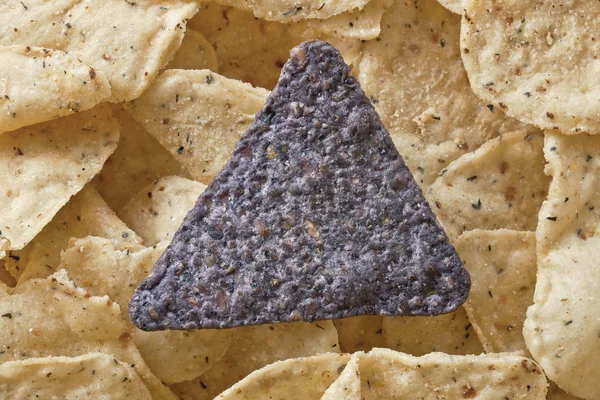 Crocante nachos top com tortilla azul — Fotografia de Stock