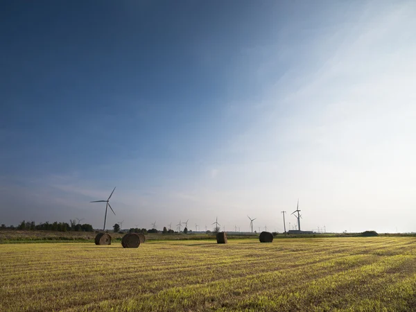 Balla di fieno con turbina eolica sullo sfondo — Foto Stock