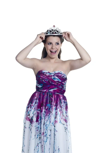Glad tonårig flicka håller hennes krona — Stockfoto