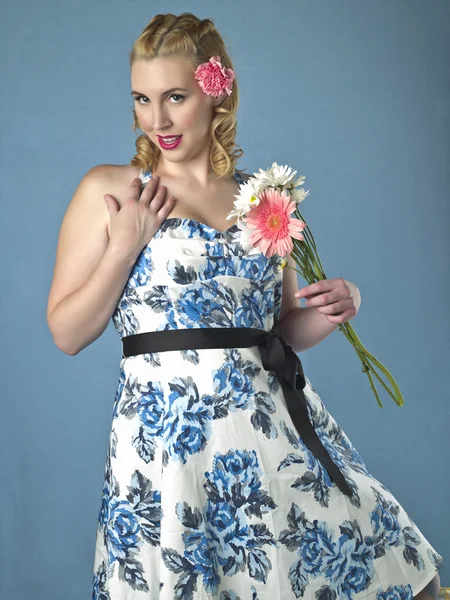 Underbara kvinna håller en blomma — Stockfoto