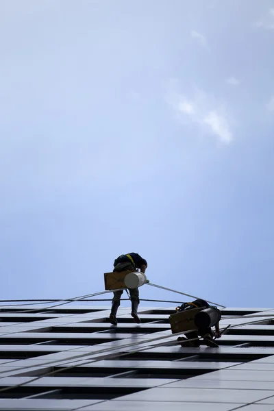 Window washers scale building — Stock Photo, Image