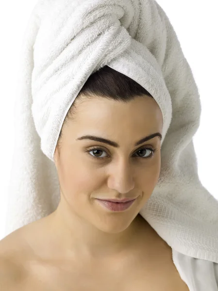 Imagem de uma mulher fresca com uma toalha na cabeça — Fotografia de Stock