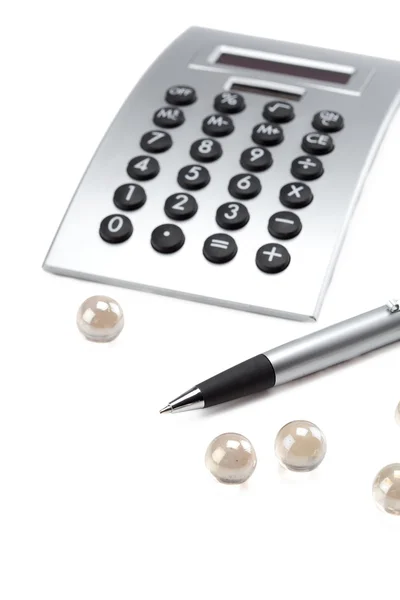 Белый жемчужный калькулятор и шариковая ручка — стоковое фото