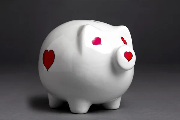 Close-up tiro de um banco porquinho com forma de coração — Fotografia de Stock