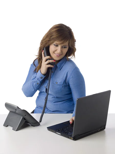 Kvinne som holder telefon mens hun kikker gjennom nettet – stockfoto
