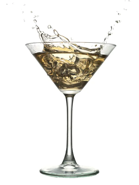 Eiswürfel spritzte in Martini — Stockfoto
