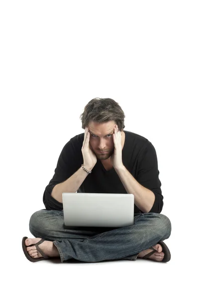 Homem cansado segurando um laptop — Fotografia de Stock