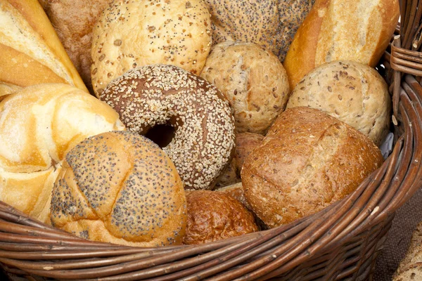 Ποικιλία από φρεσκοψημένα ψωμιά — Φωτογραφία Αρχείου