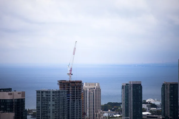 Construction site in toronto with lake ontario in background — Stock Photo, Image