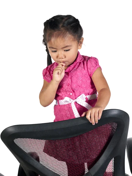 Милая маленькая девочка ест леденец — стоковое фото