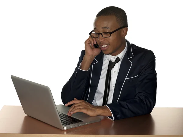Бизнесмен улыбается на ноутбуке — стоковое фото