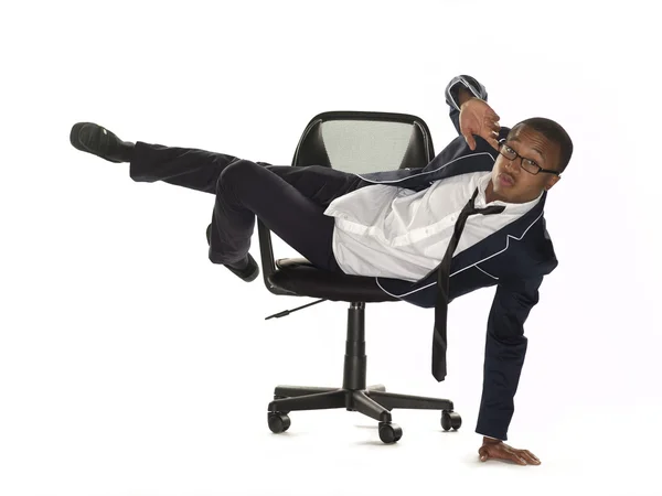 Vista de um homem de negócios inclinado na cadeira — Fotografia de Stock