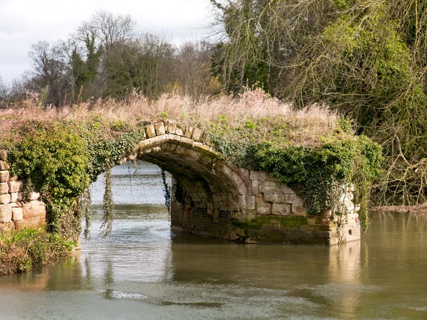 Puente sobre el agua — Foto de Stock