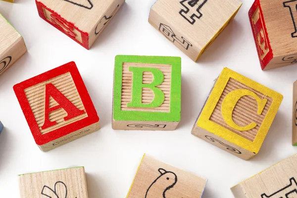 Cubes de jeu en bois coloré sur blanc — Photo