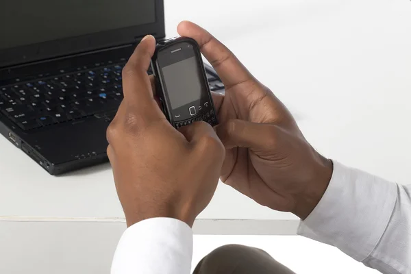 Manos de negocios mensajes de texto a través del teléfono celular — Foto de Stock