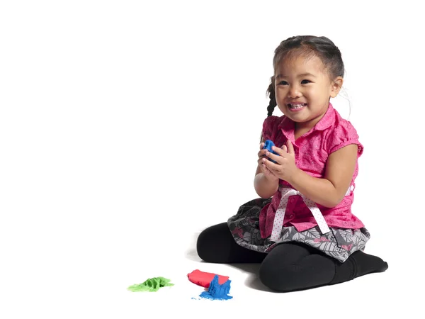 Милая маленькая девочка играет — стоковое фото