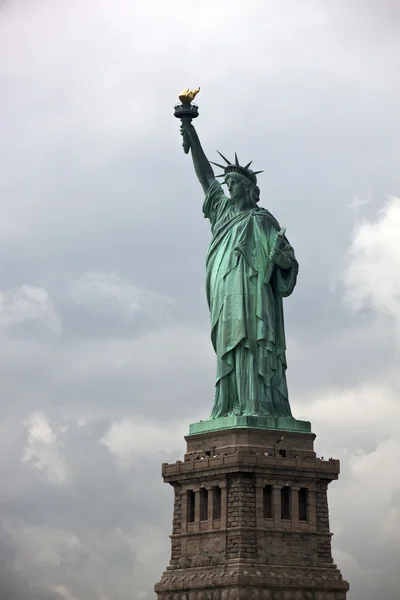 Gökyüzüne karşı Özgürlük heykeli — Stok fotoğraf