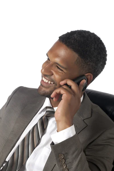 Hombre de negocios negro feliz hablando por teléfono —  Fotos de Stock