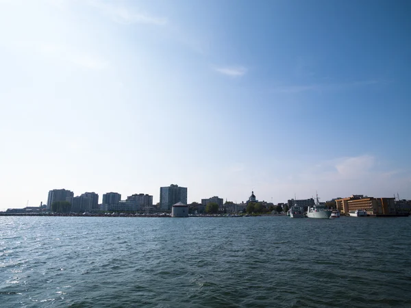 Paisagem urbana com mar em primeiro plano — Fotografia de Stock