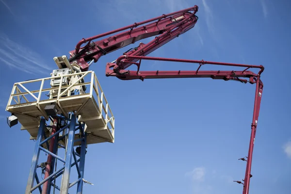 Kranen mot blå himmel i bakgrunden — Stockfoto