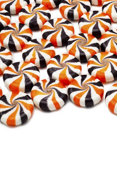 Kleurrijke harde snoepjes geplaatst over effen witte achtergrond — Stockfoto