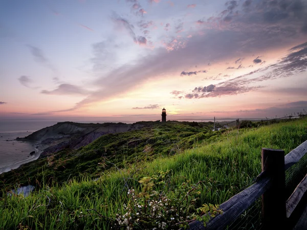 Vista de una casa de luz durante la puesta del sol — Foto de Stock