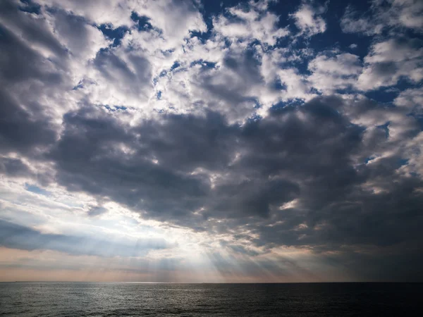 海と雲の切れ間から太陽の光 — ストック写真