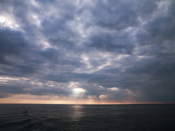 Widok na morze podczas zachodu słońca z pochmurnego nieba — Zdjęcie stockowe