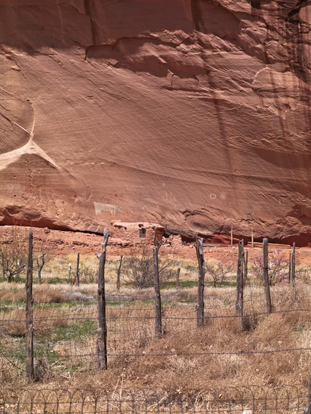 Wooden fence with cliff in background — Stock Photo, Image