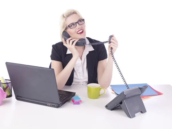 Служащая женского офиса разговаривает по телефону — стоковое фото
