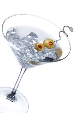 Martini bardağı zeytin meyve ve buz küpleri ile