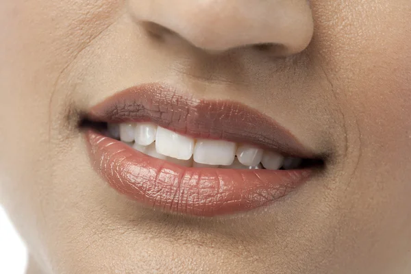 Улыбающиеся губы женщины — стоковое фото