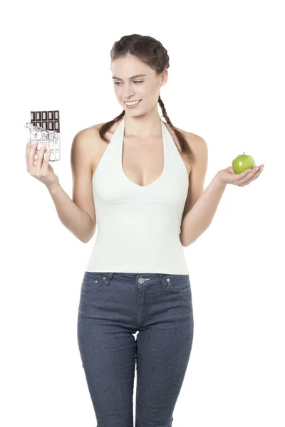 Una señora consciente de la dieta con barra de chocolate y manzana —  Fotos de Stock