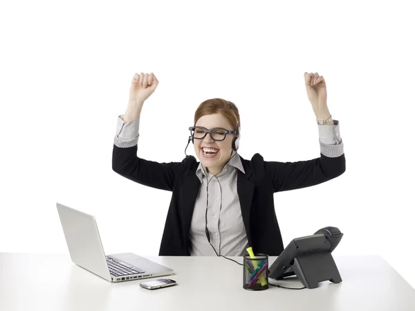 Uma feliz agente de call center feminina — Fotografia de Stock