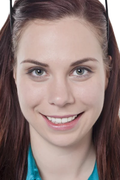 Çekici kadın kazma dişli bir gülümseme — Stok fotoğraf