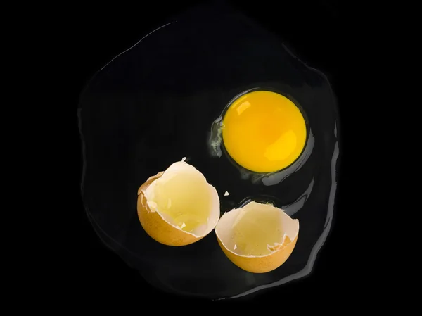 Oeufs cassés sur sombre — Photo