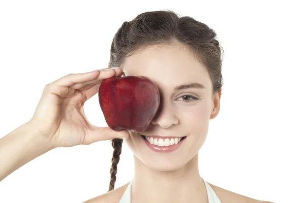 Kaukasische brunette vrouw die betrekking hebben op haar rechteroog met rode appel — Stockfoto