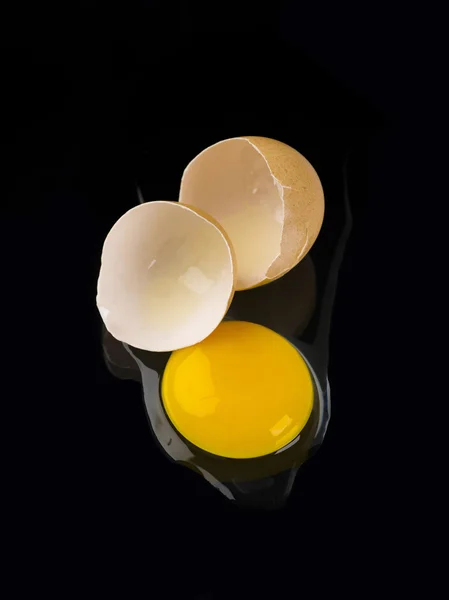 Huevo de gallina agrietado — Foto de Stock