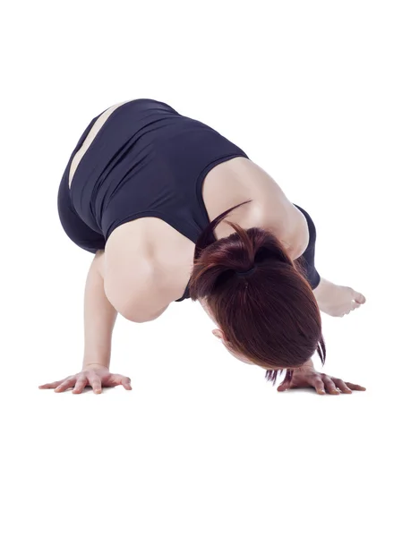 Frau macht einen Yoga-Schritt — Stockfoto