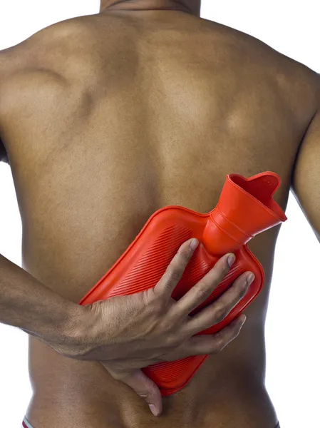 adam bir buz torbası sırtında tuşuna basarak.