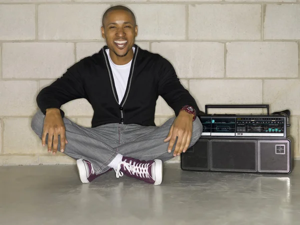 Uomo seduto con una radio — Foto Stock